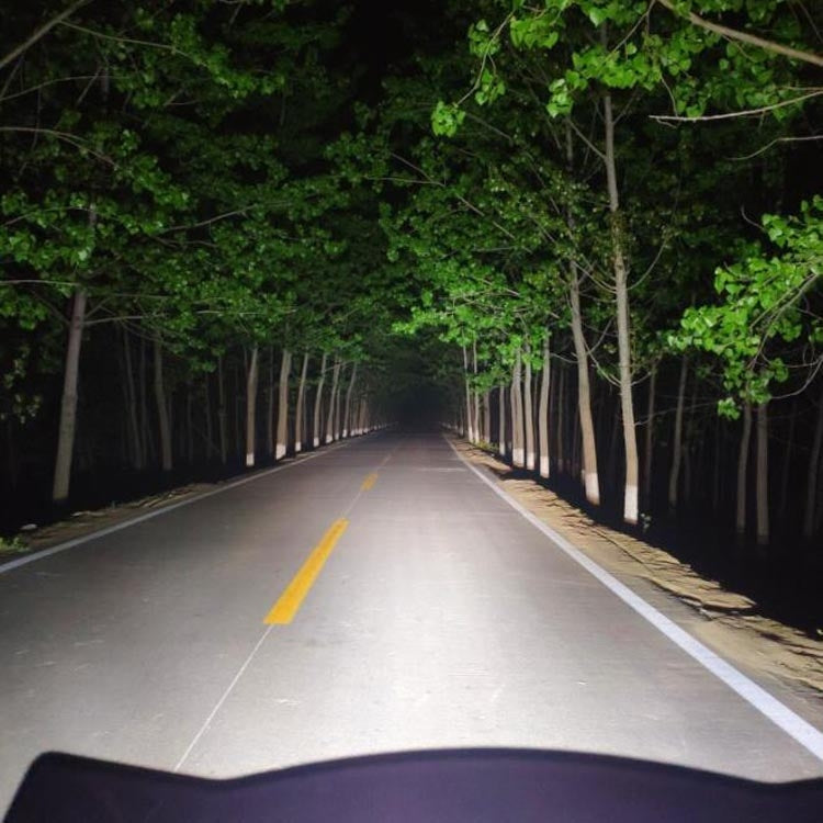 40W White Light Motorcycle LED Spotlight Headlight Car Front Bumper Light Off-Road Vehicle Modified Roof Light, White Light